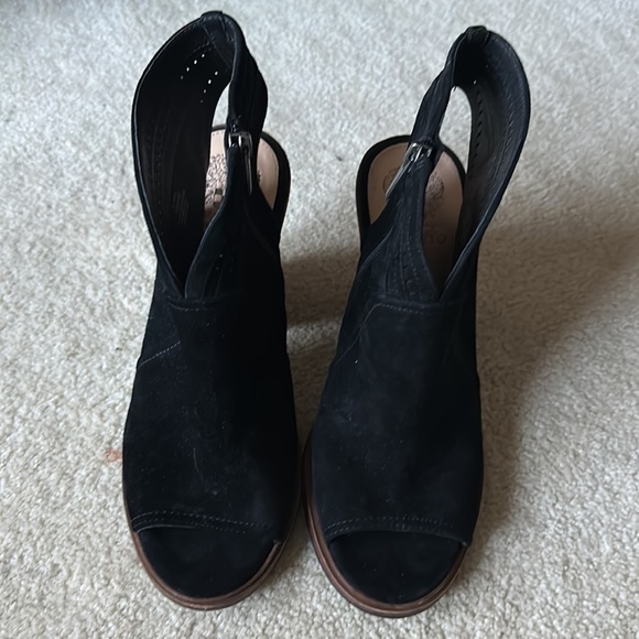 Vince Camuto block heels NWOT - Picture 2 of 5